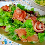 ワサビ菜とスモークサーモンのサラダ